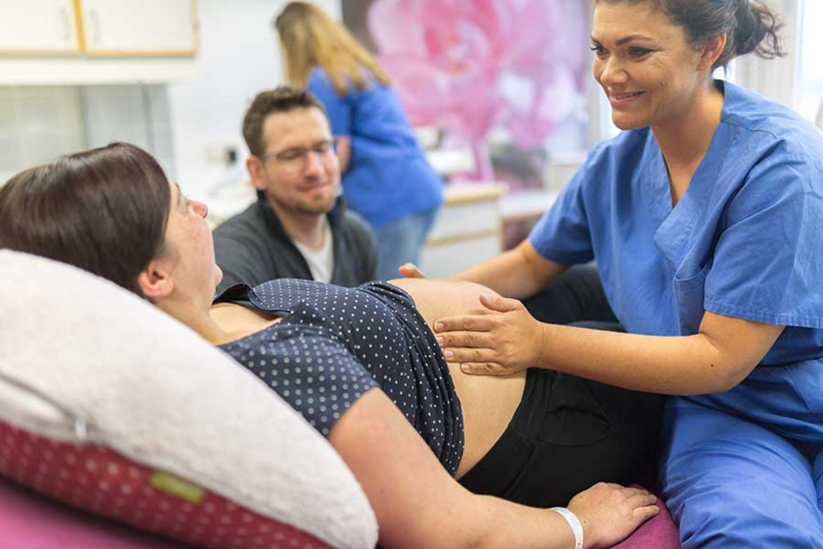 Hebamme Anja Tremmel bei der Untersuchung einer werdenen Mutter